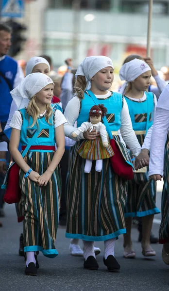 Tallinn Estonsko Červenec 2019 Děti Tradičním Oblečení Ulicích Tallinnu — Stock fotografie