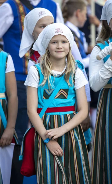 Tallinn Estonsko Červenec 2019 Děti Tradičním Oblečení Ulicích Tallinnu — Stock fotografie