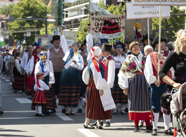 タリン エストニア 2019年7月6日 タリンの通りで伝統的な服を着た人々 — ストック写真