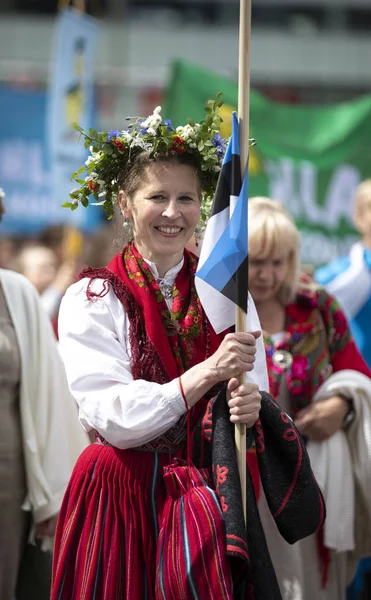 Таллинн Эстония Июля 2019 Года Женщины Традиционной Одежде Улицах Таллинна — стоковое фото