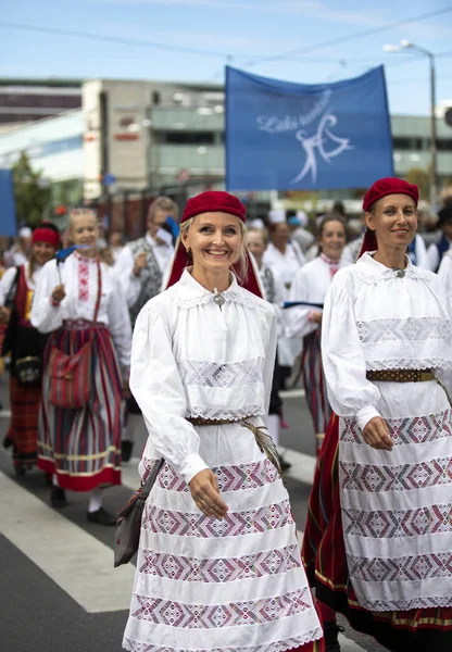 Tallinn Estonsko Červenec 2019 Ženy Tradičním Oblečení Ulicích Tallinnu — Stock fotografie