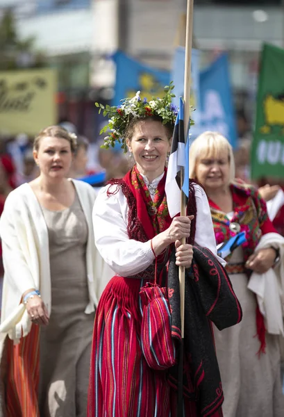 Tallinn Estland Juli 2019 Frauen Traditioneller Kleidung Den Strassen Von — Stockfoto