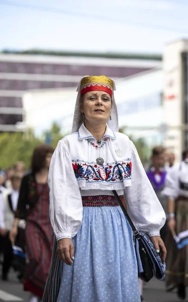 Tallinn Estonia Lipca 2019 Kobieta Tradycyjnej Odzieży Ulicach Tallina — Zdjęcie stockowe