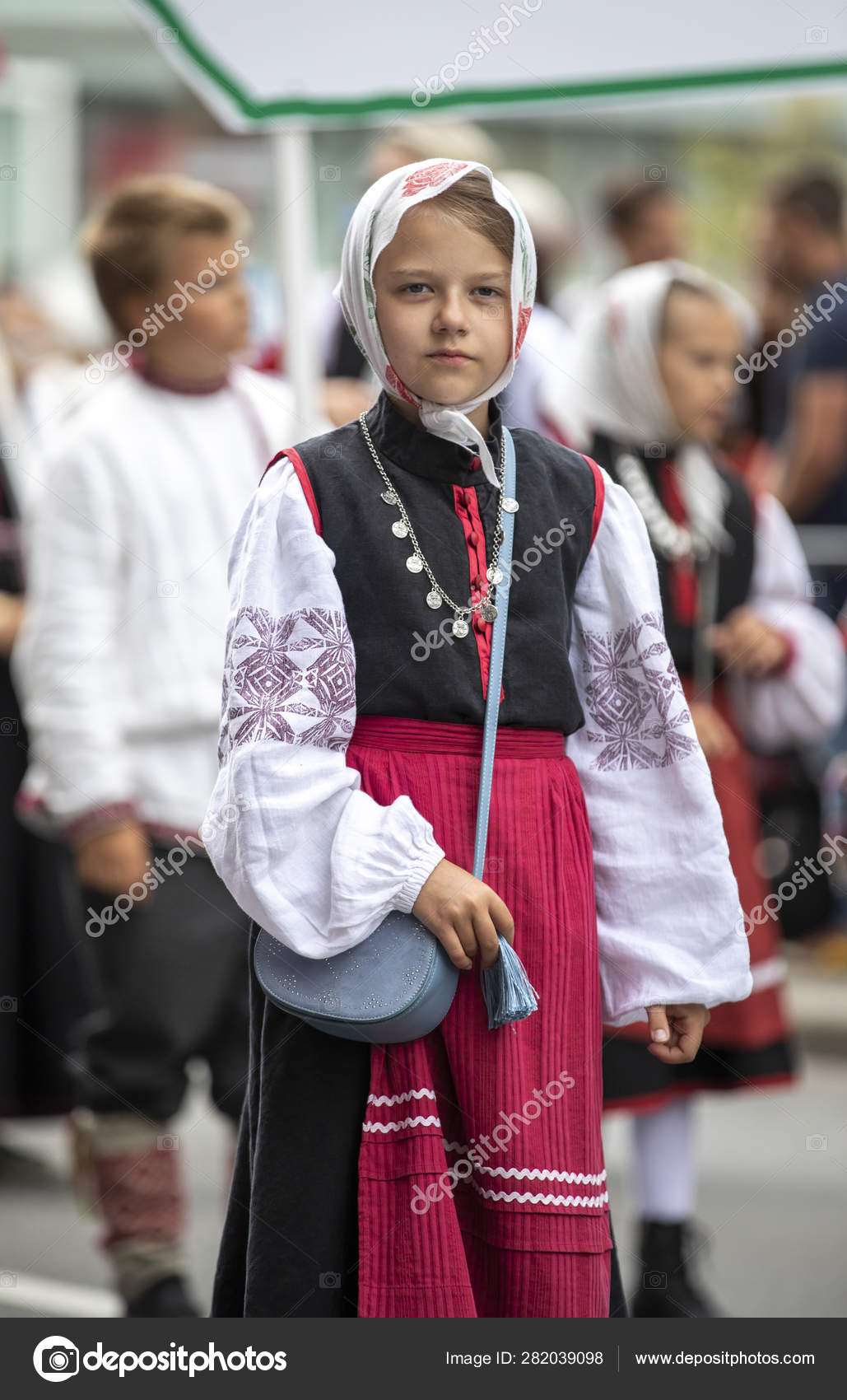 Estland Juli 2019 Pige Traditionelt Tøj Tallinns Gader – stock-fotos © katiekk #282039098