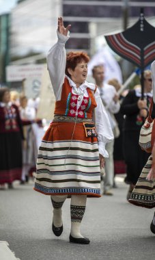 Tallinn, Estonya - 6 Temmuz, 2019: Tallinn sokaklarında geleneksel giyim insanlar