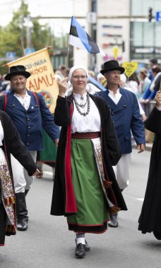 Tallinn, Estonya - 6 Temmuz, 2019: Tallinn sokaklarında geleneksel giyim insanlar