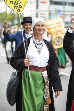 Tallinn, Estonya - 6 Temmuz, 2019: Tallinn sokaklarında geleneksel giyim insanlar