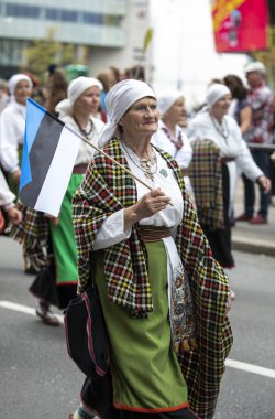 Tallinn, Estonya - 6 Temmuz, 2019: Tallinn sokaklarında geleneksel giyim insanlar