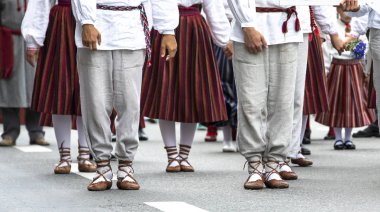Tallinn sokaklarında geleneksel giyim insanların kırpılmış atış