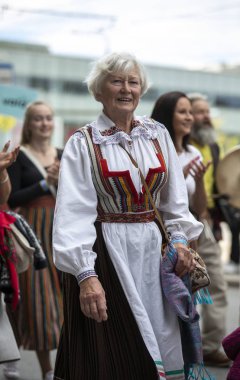 Tallinn, Estonya - 6 Temmuz, 2019: Tallinn sokaklarında geleneksel giyim insanlar