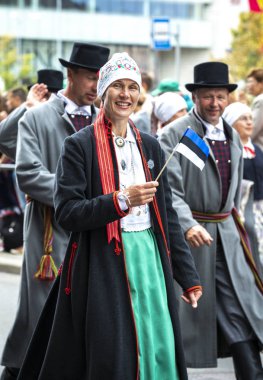 Tallinn, Estonya - 6 Temmuz, 2019: Tallinn sokaklarında geleneksel giyim insanlar