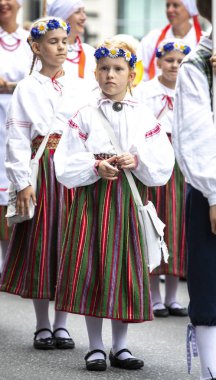 Tallinn, Estonya - 6 Temmuz 2019: Tallinn sokaklarında geleneksel giyim çocuklar