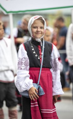 Tallinn, Estonya - 6 Temmuz, 2019: Tallinn sokaklarında geleneksel giyimli kız