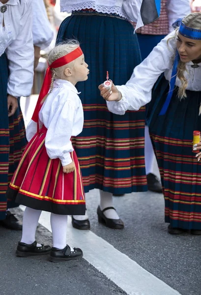 Tallinn Estonsko Červenec 2019 Lidé Tradičním Oblečení Ulicích Tallinnu — Stock fotografie
