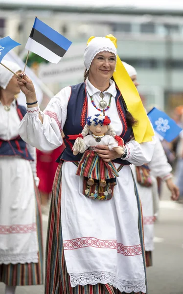 Таллинн Эстония Июля 2019 Года Зрелая Женщина Традиционной Одежде Улицах — стоковое фото