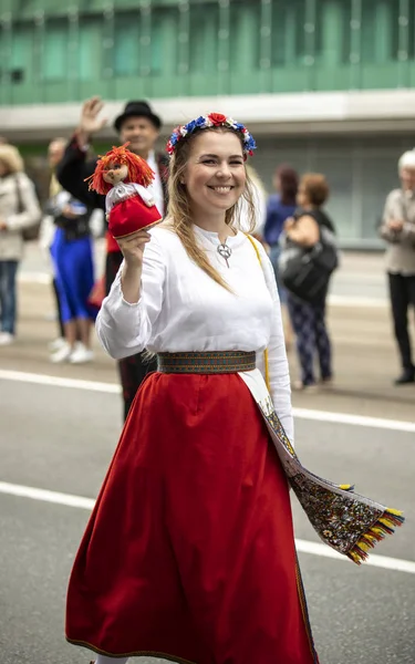 Таллинн Эстония Июля 2019 Года Женщина Традиционной Одежде Улицах Таллинна — стоковое фото