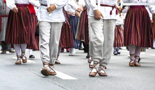タリンの通りで伝統的な衣服を着た人々のトリミングショット — ストック写真