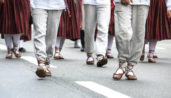 Bijgesneden Schot Van Mensen Traditionele Kleding Straten Van Tallinn — Stockfoto