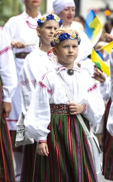 Tallinn Estônia Julho 2019 Pessoas Roupas Tradicionais Nas Ruas Tallinn — Fotografia de Stock