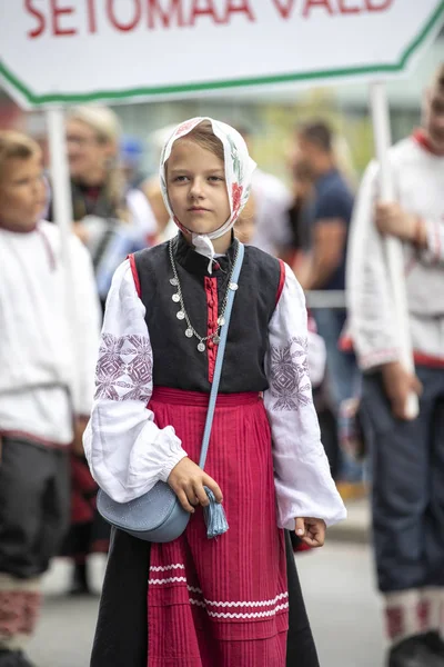 Tallinn Estonsko Červenec 2019 Dívka Tradičním Oděvu Ulicích Tallinnu — Stock fotografie