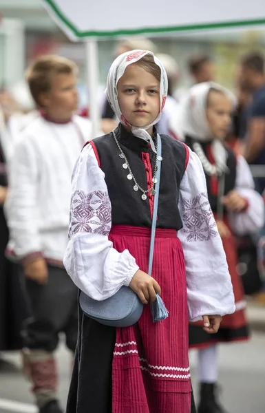 Tallinn Estonsko Červenec 2019 Dívka Tradičním Oděvu Ulicích Tallinnu — Stock fotografie