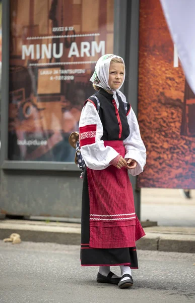 Таллинн Эстония Июля 2019 Года Девушка Традиционной Одежде Улицах Таллинна — стоковое фото