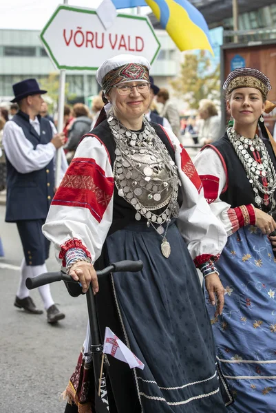 Tallinn Estonsko Červenec 2019 Lidé Tradičním Oblečení Ulicích Tallinnu — Stock fotografie