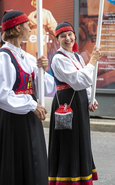 Tallinn Estonsko Červenec 2019 Ženy Tradičním Oblečení Ulicích Tallinnu — Stock fotografie