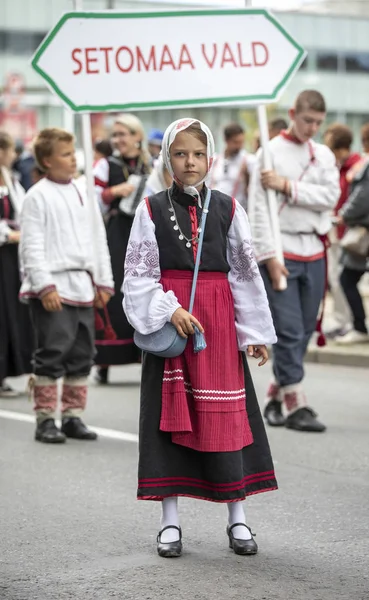 Tallinn Estonia Lipca 2019 Dziewczynka Tradycyjnej Odzieży Ulicach Tallina — Zdjęcie stockowe