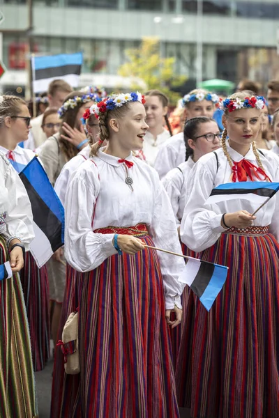 Tallinn Estland Juli 2019 Schoolmeisjes Traditionele Kleding Straten Van Tallinn — Stockfoto