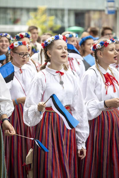Tallinn Estonia Lipca 2019 Uczennice Tradycyjnej Odzieży Ulicach Tallina — Zdjęcie stockowe
