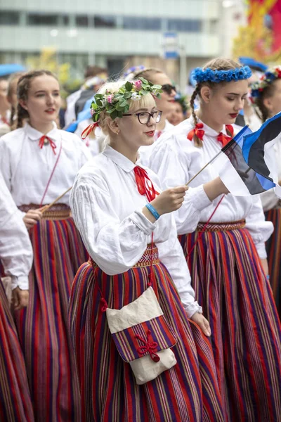 Tallinn Estonya Temmuz 2019 Tallinn Sokaklarında Geleneksel Giyimli Kız Öğrenciler — Stok fotoğraf