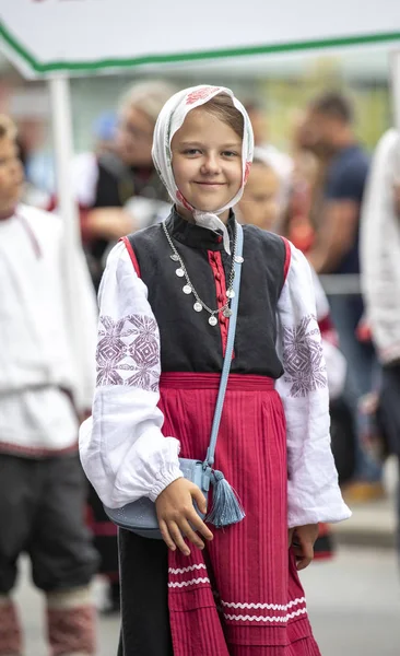 タリン エストニア 2019年7月6日 タリンの通りで伝統的な服を着た女の子 — ストック写真