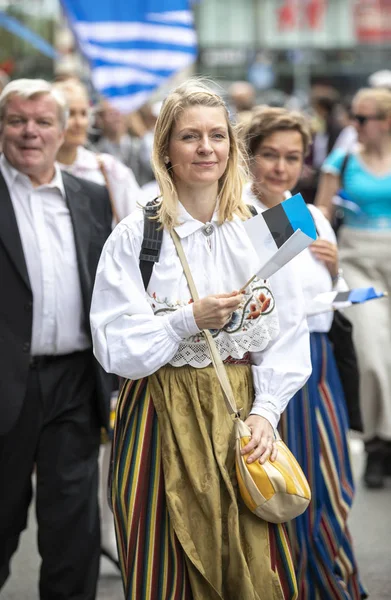 タリン エストニア 2019年7月6日 タリンの通りで伝統的な服を着た人々 — ストック写真