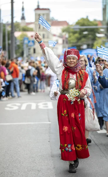 タリン エストニア 2019年7月6日 タリンの通りで伝統的な服を着た人々 — ストック写真