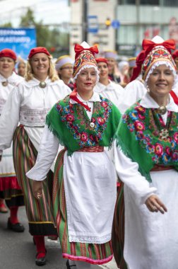 Tallinn, Estonya - 6 Temmuz, 2019: Tallinn sokaklarında geleneksel giyim insanlar