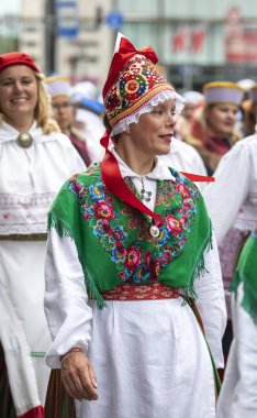 Tallinn, Estonya - 6 Temmuz, 2019: Tallinn sokaklarında geleneksel giyim insanlar