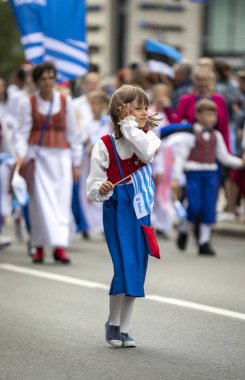 Tallinn, Estonya - 6 Temmuz 2019: Tallinn sokaklarında geleneksel giyim çocuklar