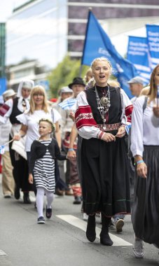 Tallinn, Estonya - 6 Temmuz, 2019: Tallinn sokaklarında geleneksel giyim insanlar