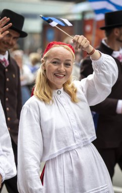 Tallinn, Estonya - 6 Temmuz 2019: Tallinn sokaklarında geleneksel giyimli kadın