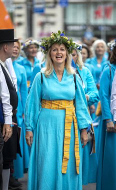 Tallinn, Estonya - 6 Temmuz, 2019: Tallinn sokaklarında geleneksel giyim insanlar