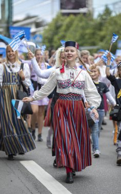 Tallinn, Estonya - 6 Temmuz, 2019: Tallinn sokaklarında geleneksel giyim insanlar