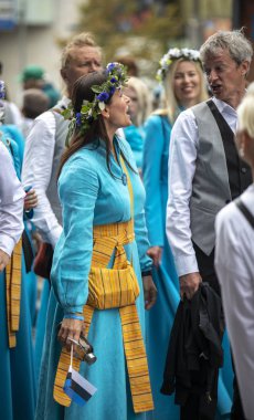 Tallinn, Estonya - 6 Temmuz, 2019: Tallinn sokaklarında geleneksel giyim insanlar
