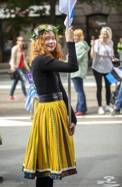 Tallinn, Estonya - 6 Temmuz, 2019: Tallinn caddesinde bayraklı genç bir kadın