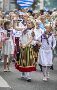 Tallinn, Estonya - 6 Temmuz 2019: Tallinn sokaklarında geleneksel giyim çocuklar