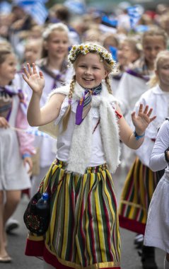 Tallinn, Estonya - 6 Temmuz 2019: Tallinn sokaklarında geleneksel giyim çocuklar