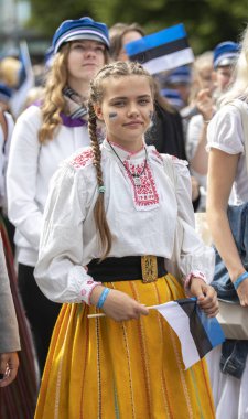 Tallinn, Estonya - 6 Temmuz, 2019: Tallinn sokaklarında geleneksel giyim insanlar