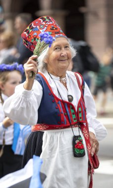 Tallinn, Estonya - 6 Temmuz 2019: Tallinn sokaklarında geleneksel giyimli yaşlı kadın ve çocuklar