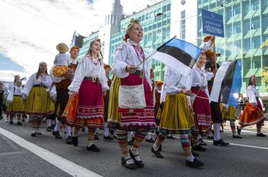 Tallinn, Estonya - 6 Temmuz, 2019: Tallinn sokaklarında geleneksel giyim insanlar