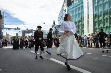 Tallinn, Estonya - 6 Temmuz, 2019: Tallinn sokaklarında geleneksel giyim insanlar